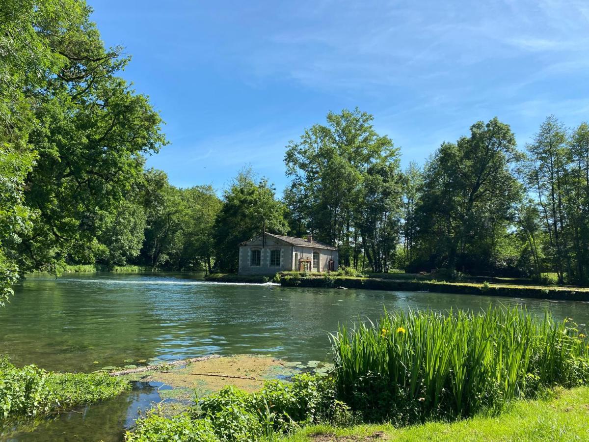 Chateau Des Loups - Les Cedres Bleus Echire ภายนอก รูปภาพ